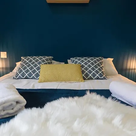Appart-hotel N 4 Calme Avec Terrasse, Wi-fi Debit, Petit-dejeuner, Room-service Et Parking Prive *