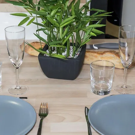 Apartment Appart-hotel N 4 Calme Avec Terrasse, Wi-fi Debit, Petit-dejeuner, Room-service Et Parking Prive Chouzelot