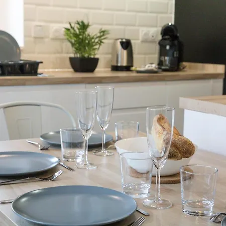 Appart-hotel N 4 Calme Avec Terrasse, Wi-fi Debit, Petit-dejeuner, Room-service Et Parking Prive Apartment *