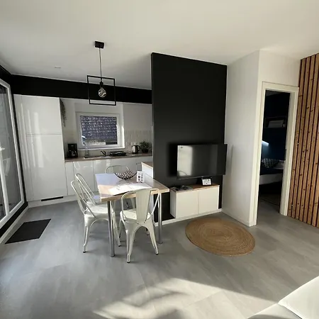 Appart-hotel N 4 Calme Avec Terrasse, Wi-fi Debit, Petit-dejeuner, Room-service Et Parking Prive Apartment *