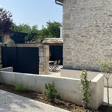 Appart-hotel N 4 Calme Avec Terrasse, Wi-fi Debit, Petit-dejeuner, Room-service Et Parking Prive Apartment