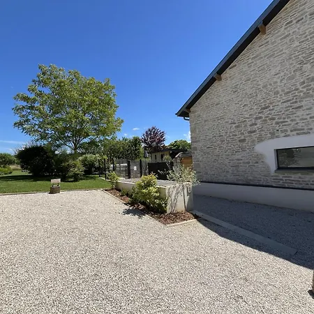 Appart-hotel N 4 Calme Avec Terrasse, Wi-fi Debit, Petit-dejeuner, Room-service Et Parking Prive Apartment *