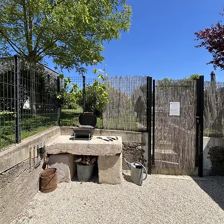 Apartment Appart-hotel N 4 Calme Avec Terrasse, Wi-fi Debit, Petit-dejeuner, Room-service Et Parking Prive Chouzelot